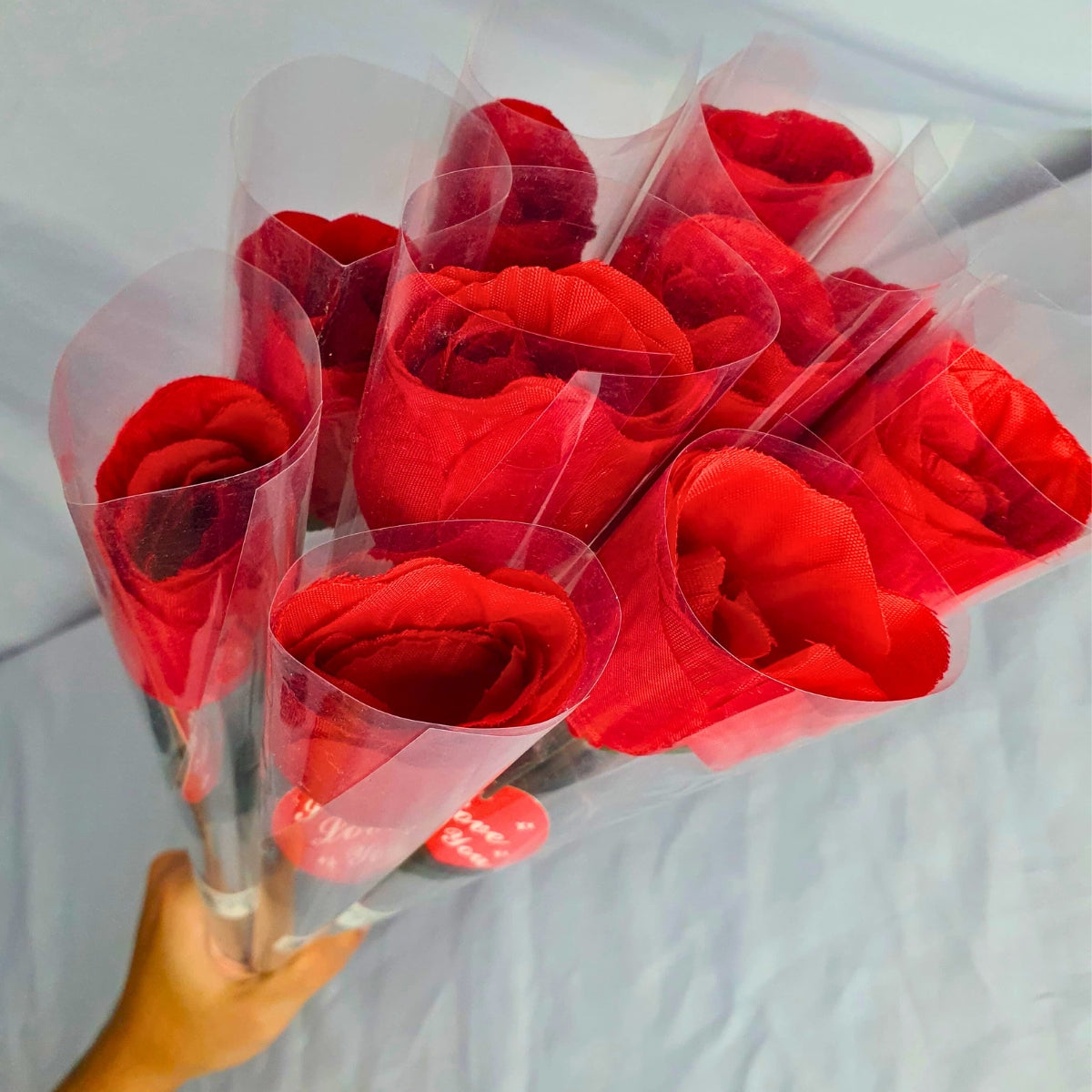 Kit de 10 Rosas Artificiais Perfumadas no Celofane Kit de 10 Rosas Artificiais Perfumadas no Celofane